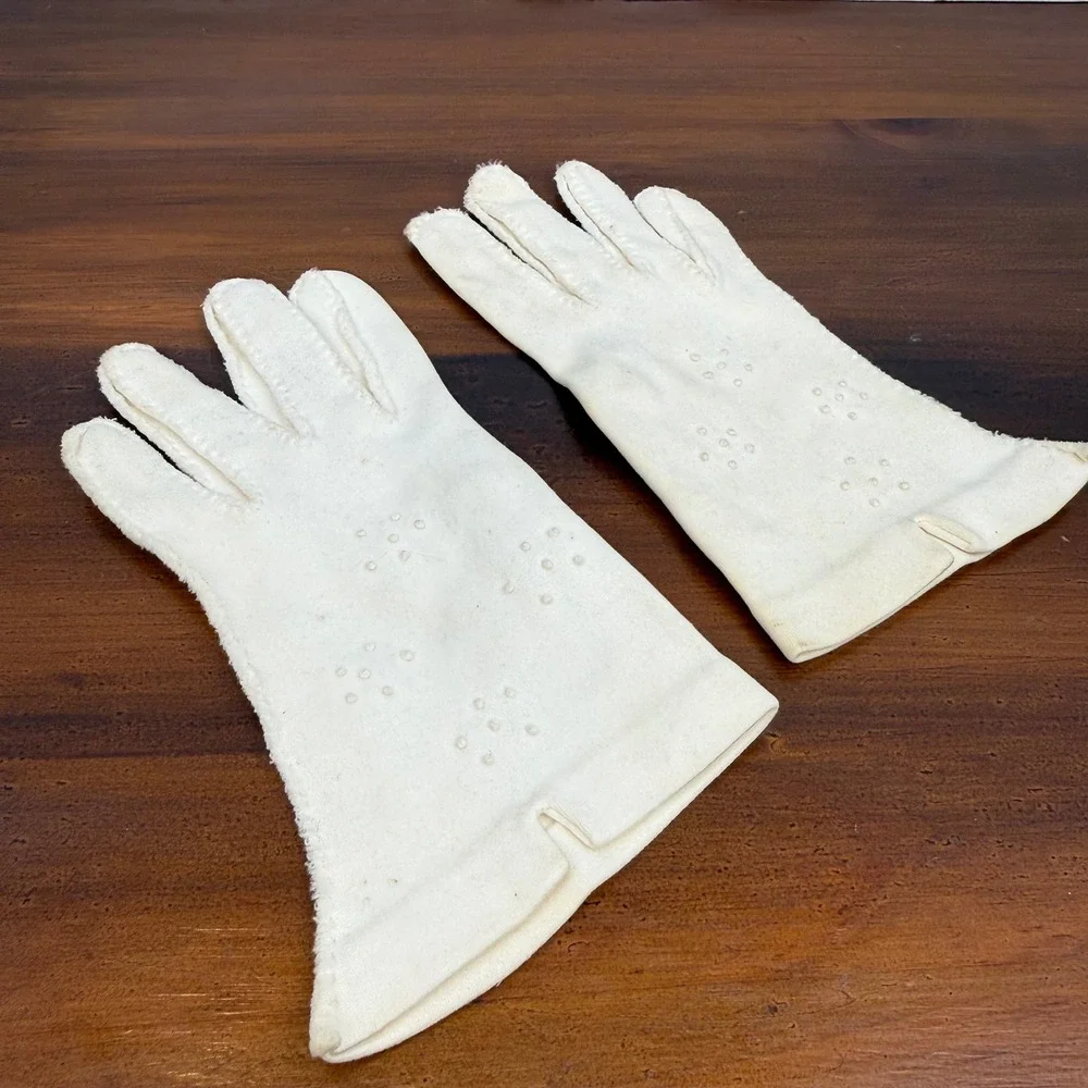 Vintage Cream Whipstitch Wrist Length Gloves Floral Raised Dot Embroidery Fair